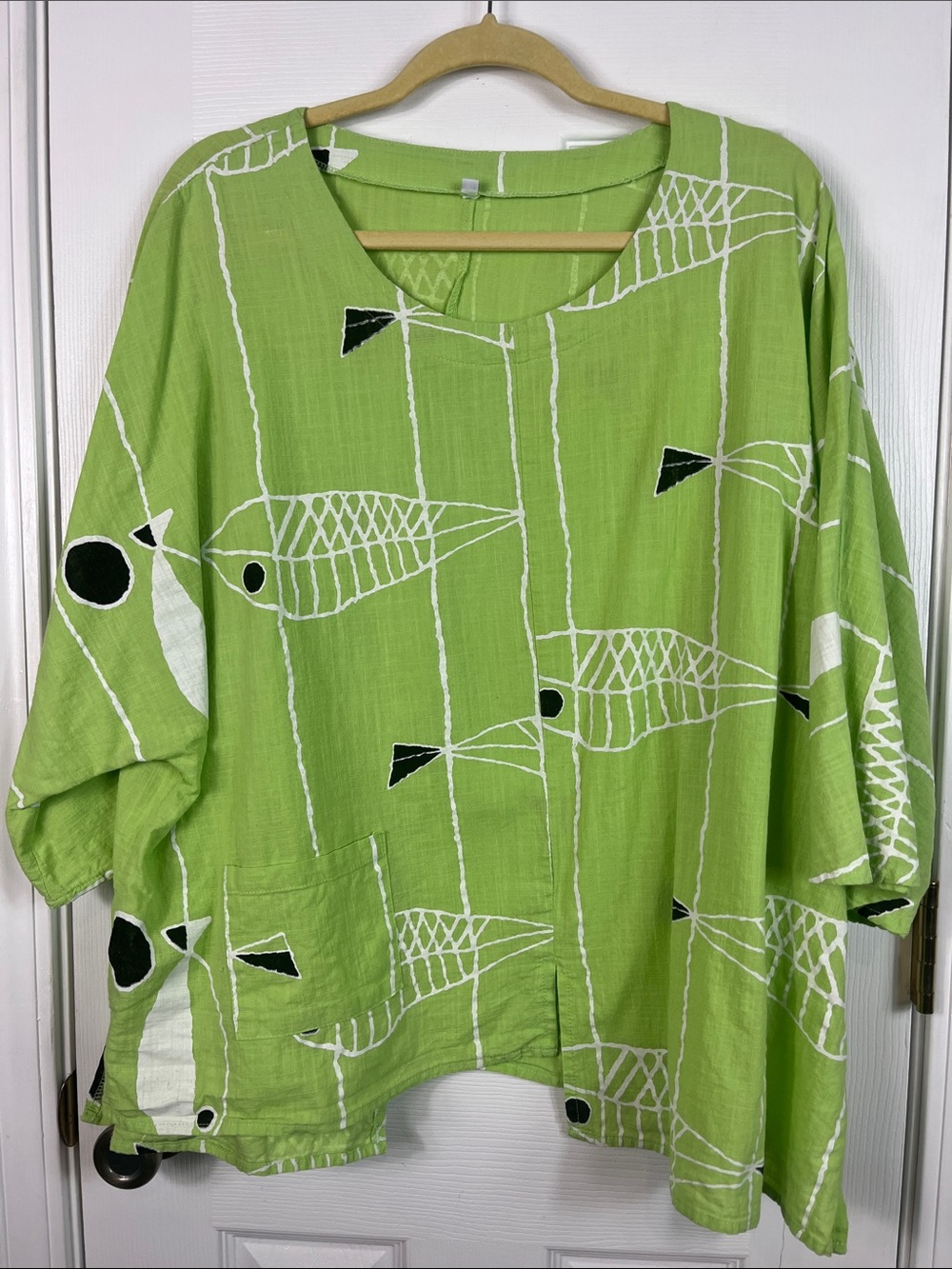 Lime green tunic top size 3XL. Short sleeves. Black/white designs. 100% cotton.